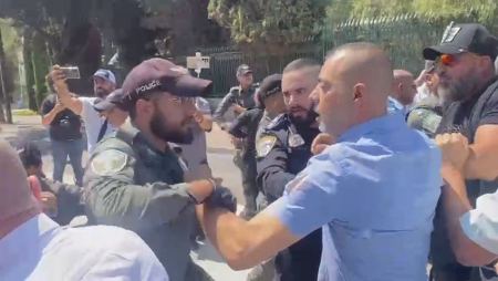 شاهد : الشرطة تقمع مظاهرة رؤساء السلطات المحلية بالقدس